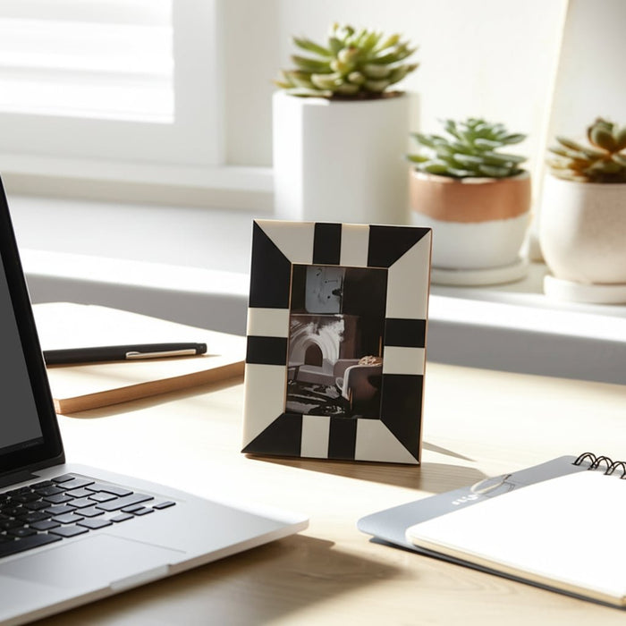 resin-4x6-geometric-photo-frame-black-white-10