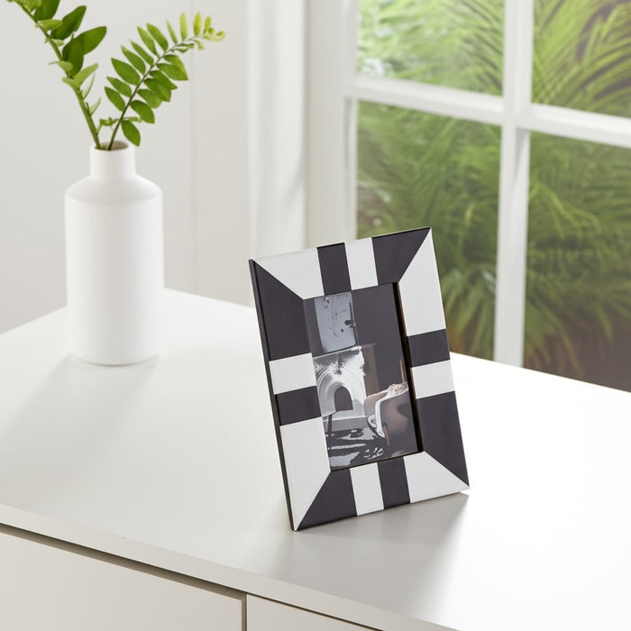 resin-4x6-geometric-photo-frame-black-white-11