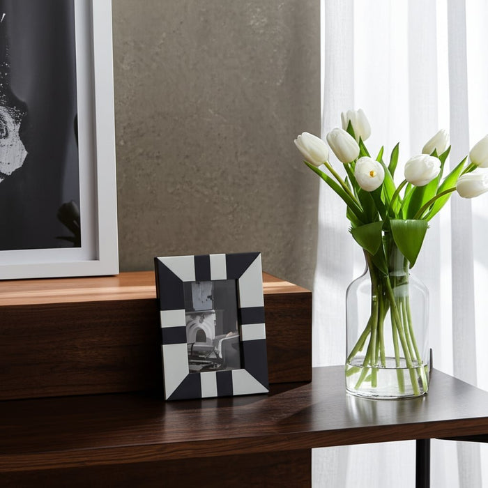 resin-4x6-geometric-photo-frame-black-white-9