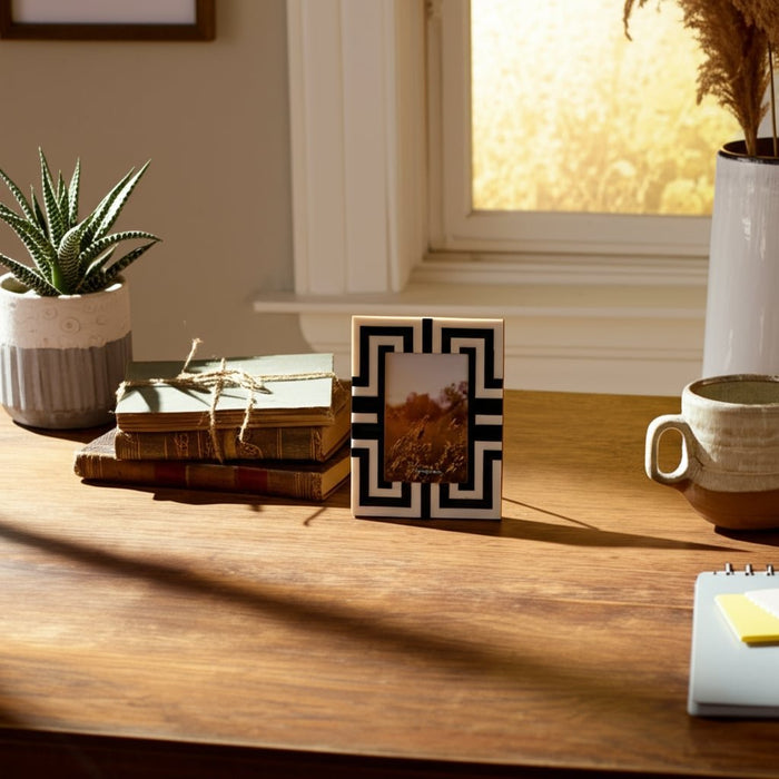 resin-4x6-photo-frame-black-white-10