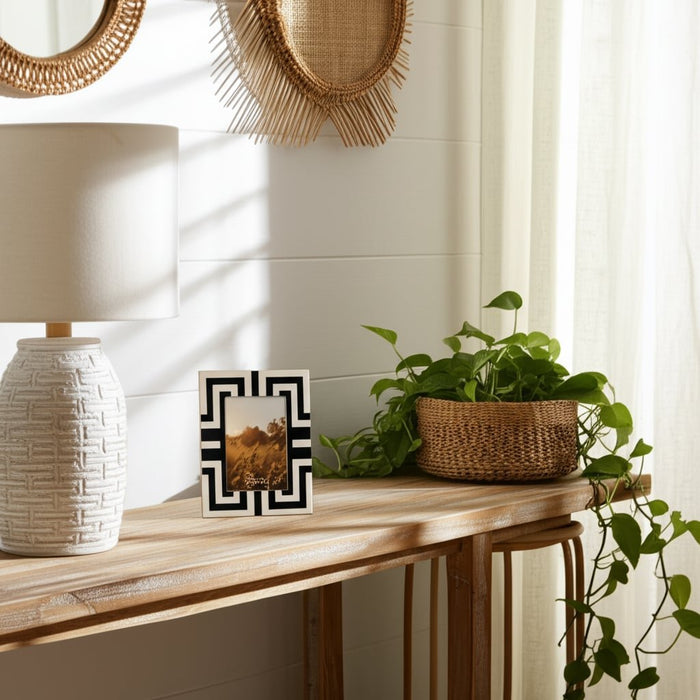 resin-4x6-photo-frame-black-white-8