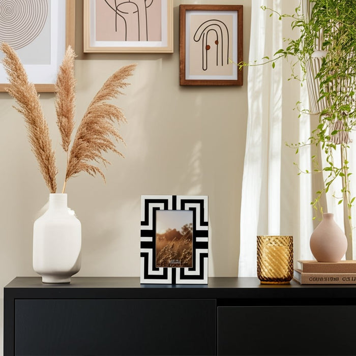 resin-4x6-photo-frame-black-white-9