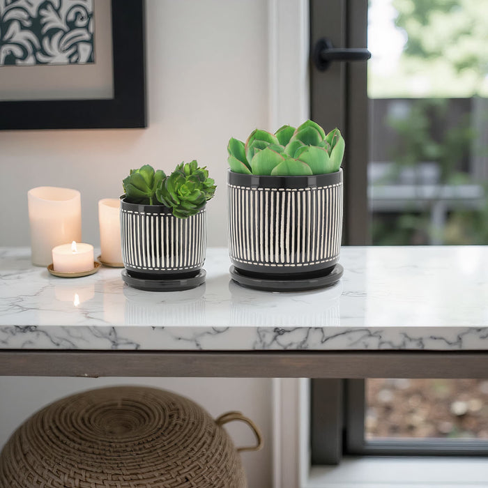 s-2-5-6-vertical-lines-planter-w-saucer-black-11