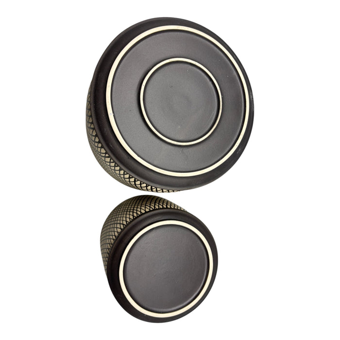 s-2-6-8-mesh-look-saucer-planters-tan-black-2