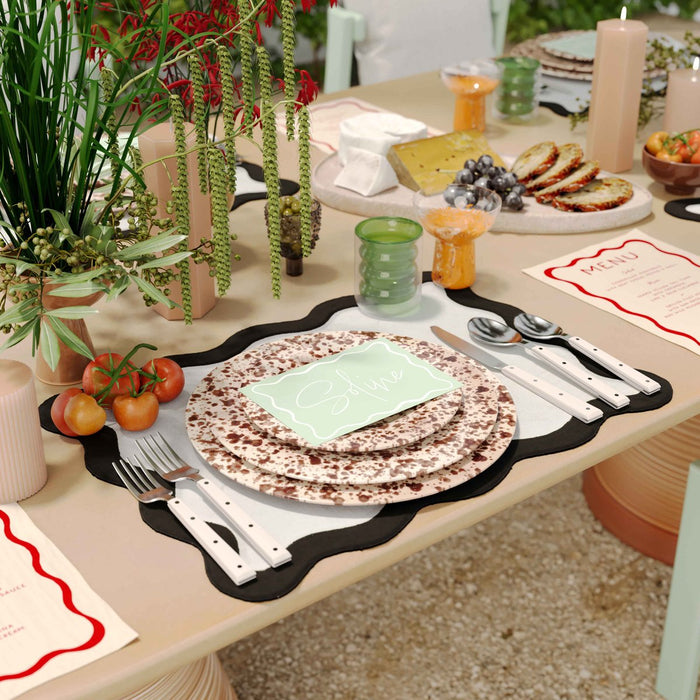 scalloped-edge-black-and-white-cotton-placemat-set-of-4-2