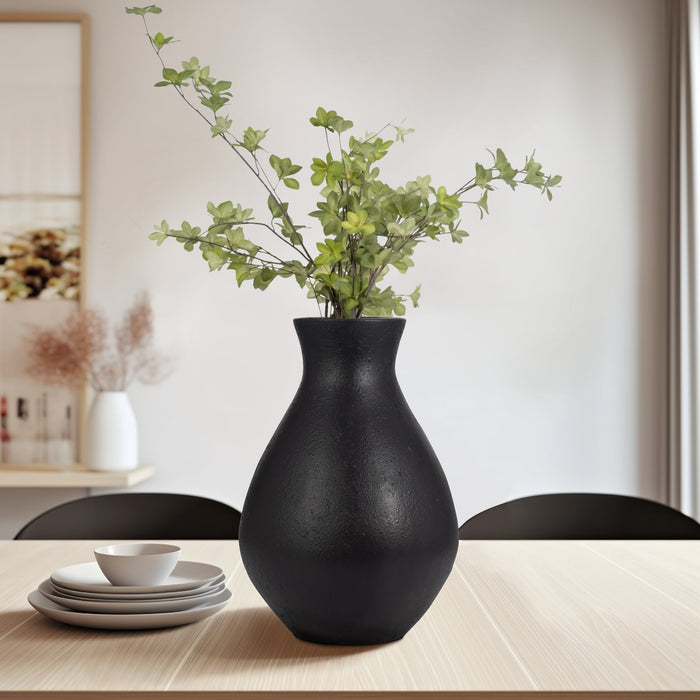 terracotta-18-organic-vase-black-10